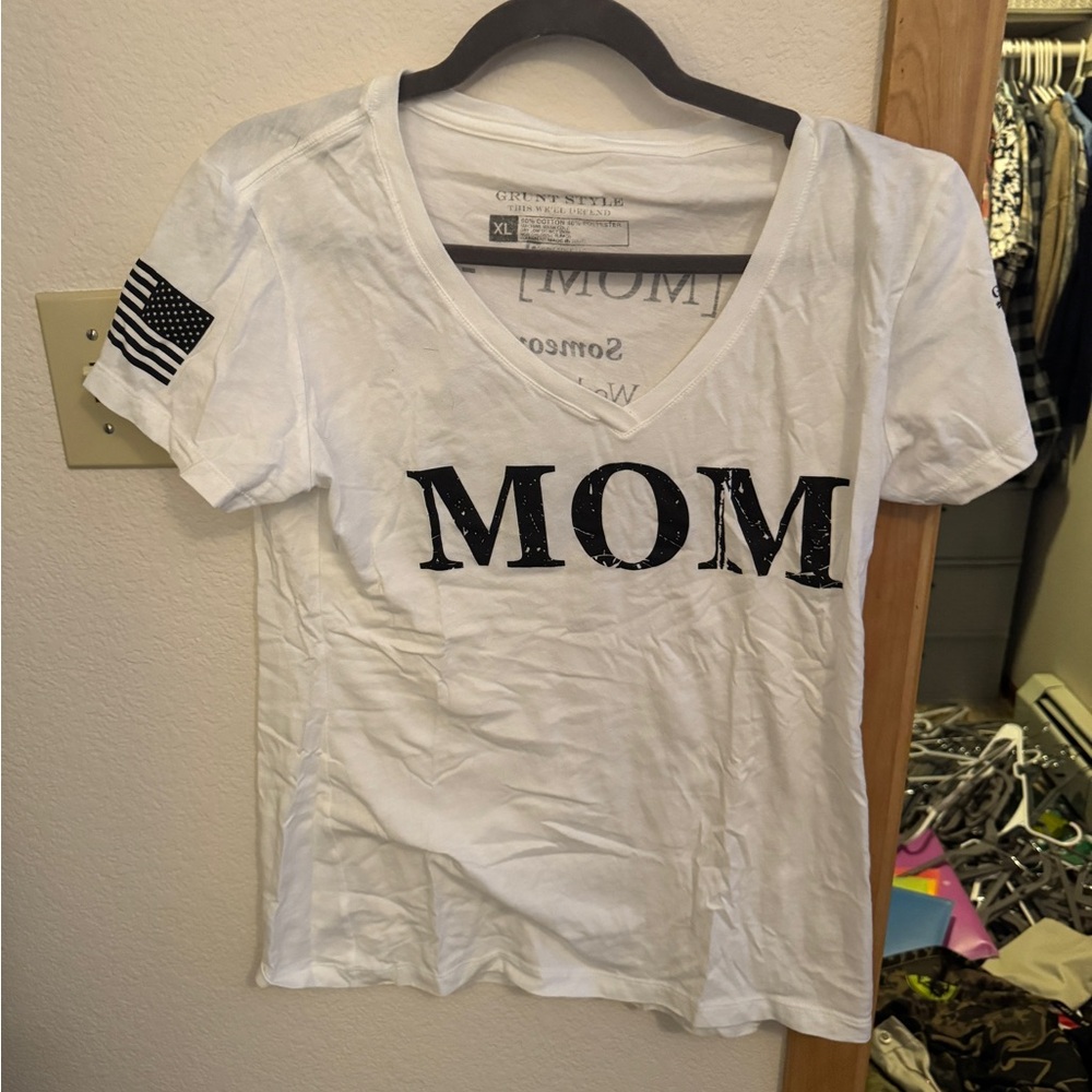 White 'MOM' Graphic T-Shirt